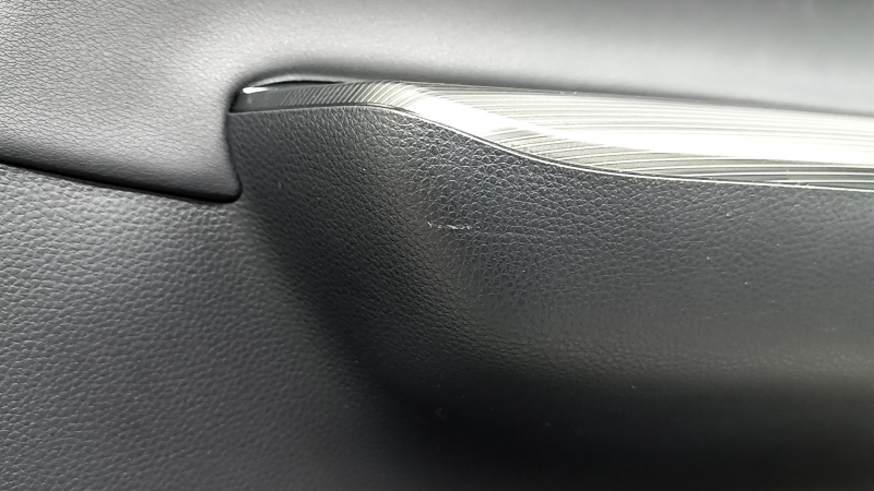Обшивка двери карточка передняя правая Toyota Venza 21-22 XLE, Limited кожа черная с серой строчкой, темно-серая накладка с хром молдингом, с ручкой, царапины