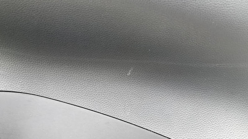 Обшивка двери карточка передняя правая Toyota Venza 21-22 XLE, Limited кожа черная с серой строчкой, темно-серая накладка с хром молдингом, с ручкой, царапины