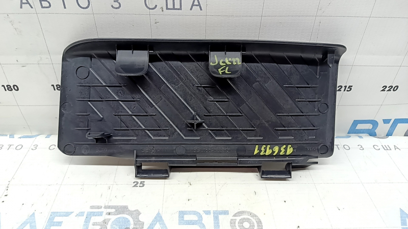 Подставка под ногу VW Jetta 19-26 черная, царапины