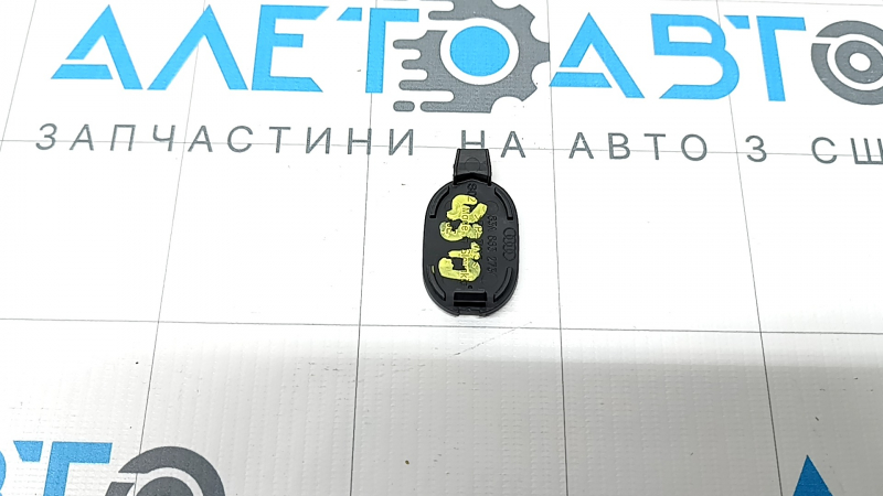 Заглушка крепления центральной консоли правая Audi Q3 83A 19-25 черная
