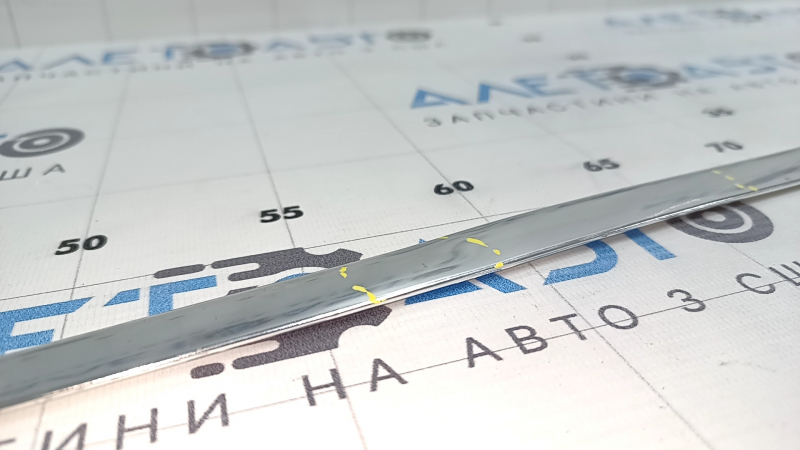 Молдинг двери верхний передней левой Chevrolet Volt 16-19 хром, без уплотнителя, царапины, примят
