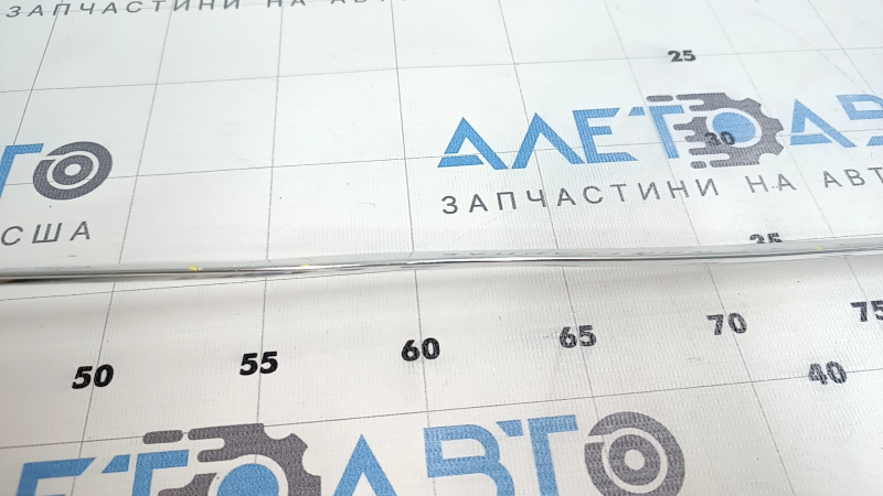 Молдинг двери верхний передней левой Chevrolet Volt 16-19 хром, без уплотнителя, царапины, примят