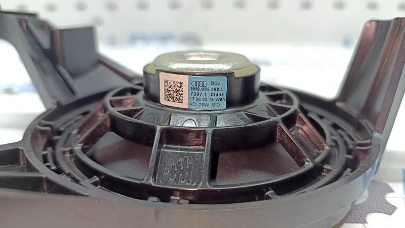 Динамик в потолок задний правый Audi Q7 16-26 Bang and Olufsen