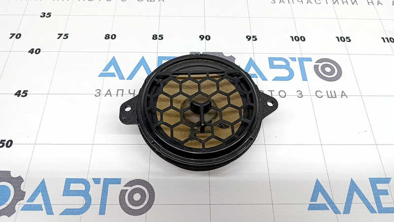 Динамик в торпеде центральный Audi Q7 16-23 Bang and Olufsen