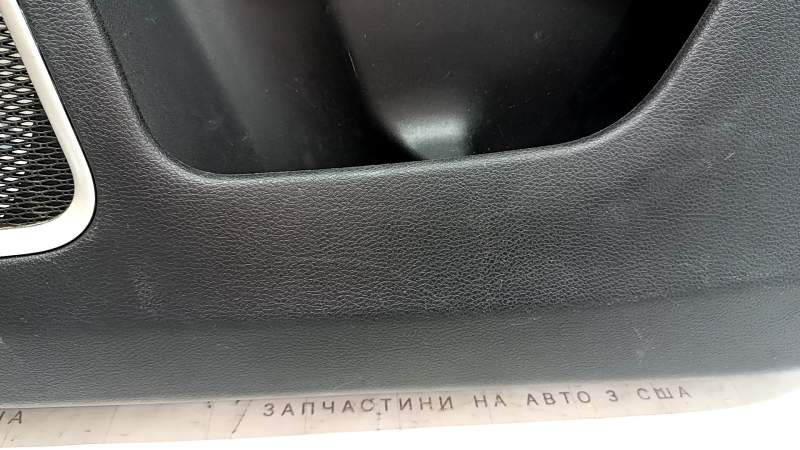Обшивка двери карточка передняя правая Jeep Compass 17-21 черная, beats, вставка кожа черная, подлокотник кожа черная с коричневой строчкой, с ручкой, царапины, примята