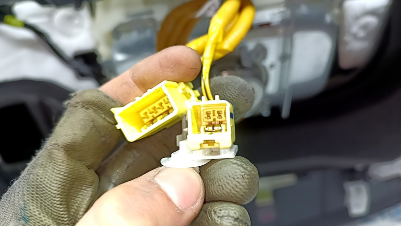 Торпедо передняя панель с AIRBAG Toyota Sienna 21-26 без проекции, черная
