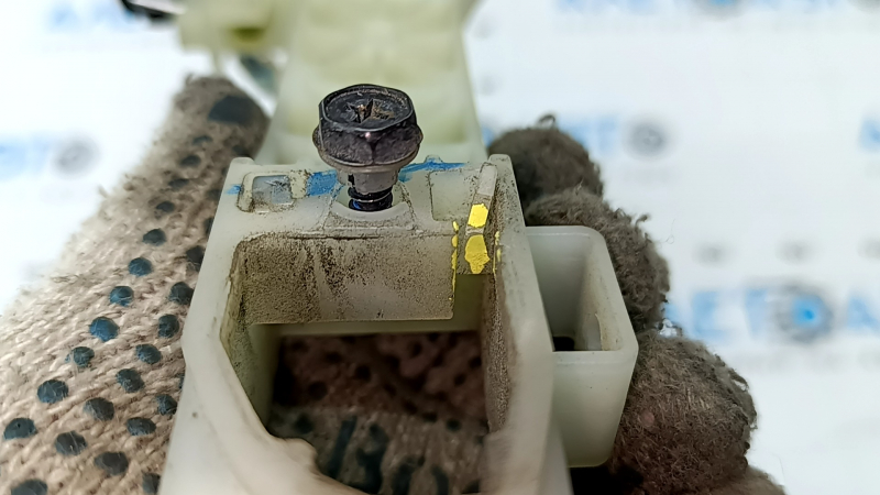 Механизм ручки двери передней левой Kia K5 21-26 надломано крепление