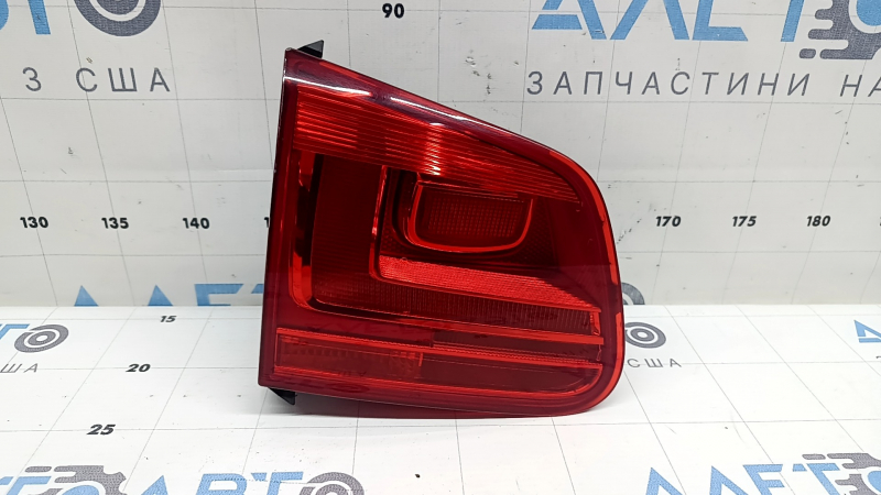 Фонарь внутренний крышка багажника левый VW Tiguan 12-18 рест, трещина