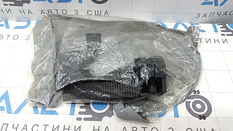 Крепление решетки радиатора левое Honda Pilot 19-22
