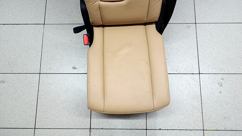 Заднее сиденье центральное 2 ряд Volvo XC90 16-26 кожа бежевая, под 3 ряда, с ремнем и подлокотником