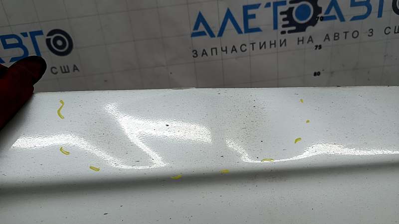 Порог левый Volvo XC90 16-26 с уплотнителем, белый, царапины, отклеено крепление, задиры, вмятины