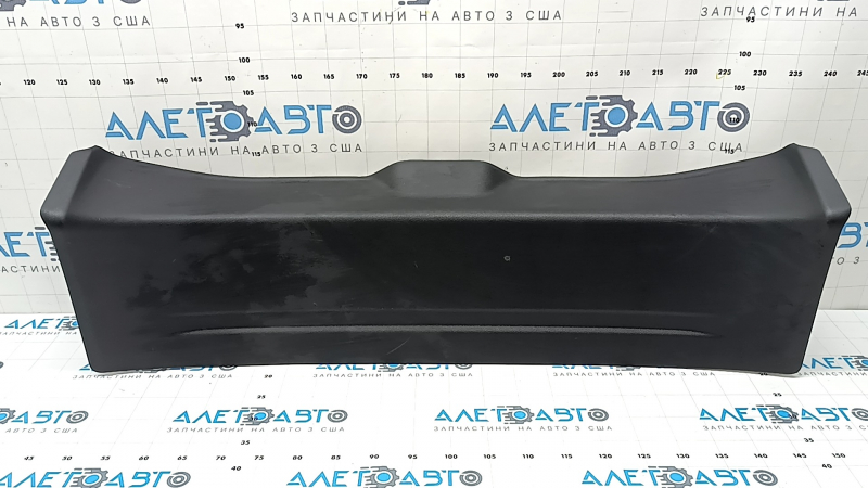 Обшивка двери багажника Nissan Rogue 21-26 черная US built, потерта, царапины
