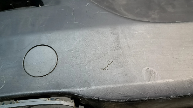 Бампер задний голый Jeep Cherokee KL 14-14 структура, примят с правой стороны, отверстия от саморезов, царапины