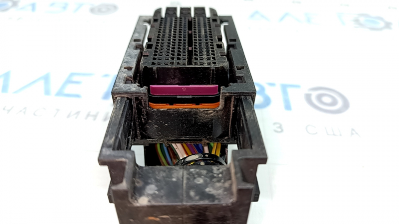 Фишка на блок ECU компьютер двигателя Land Rover Range Rover Velar 18-23 2.0T AJ200 фиолетовая