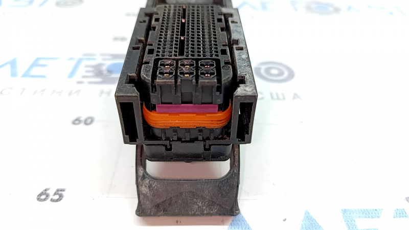 Фишка на блок ECU компьютер двигателя Land Rover Range Rover Velar 18-23 2.0T AJ200 фиолетовая