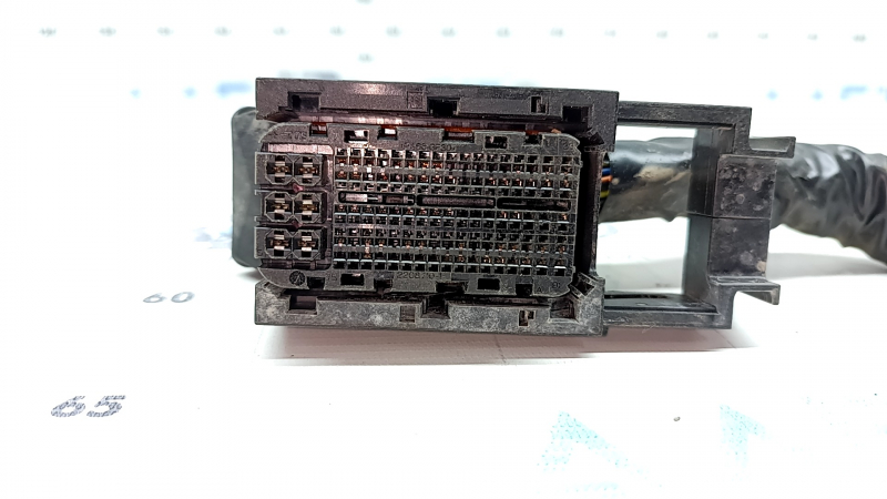 Фишка на блок ECU компьютер двигателя Land Rover Range Rover Velar 18-23 2.0T AJ200 фиолетовая