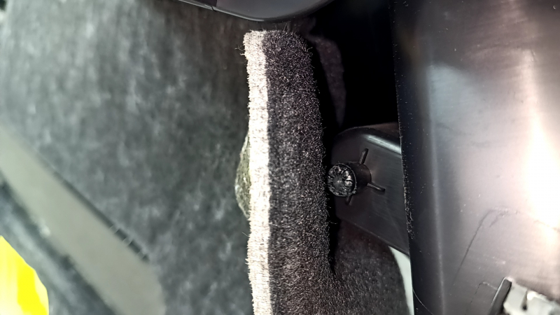 Обшивка арки правая Porsche Cayenne 19-23 черная без CD player, царапины, сломано крепление