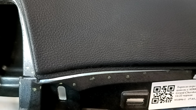 Торпедо передняя панель с AIRBAG Jeep Grand Cherokee WK2 14-22 черная, трещины, нет фрагмента