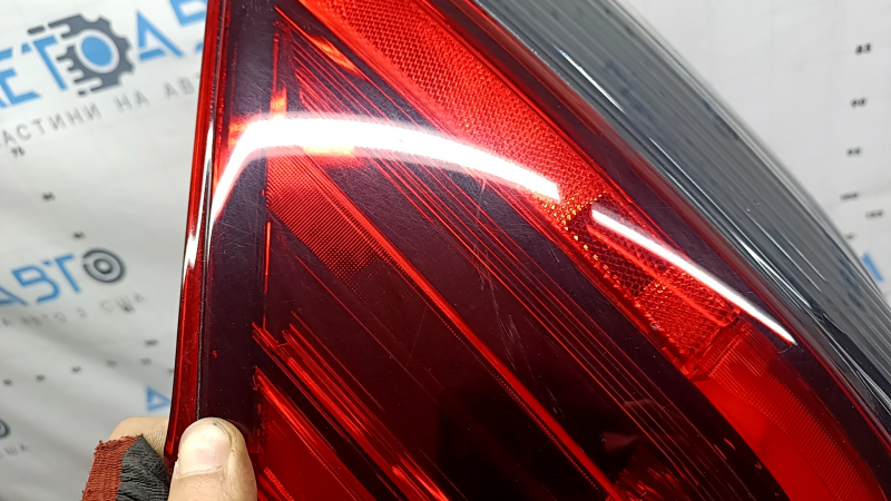 Фонарь внешний крыло правый Nissan Rogue 17-20 царапины, отсутствует фрагмент стекла
