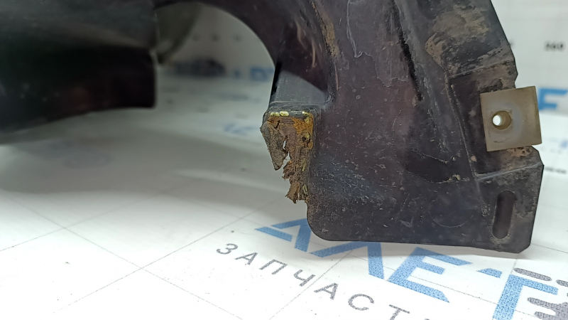 Căptușeala aripii față dreapta pentru Nissan Rogue 14-20 este ruptă.