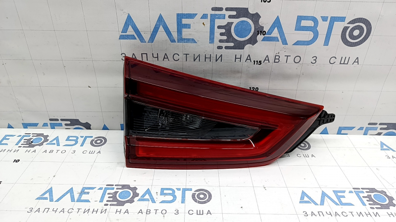 Фонарь внутренний дверь багажника левый Nissan Rogue Sport 20-23 царапины