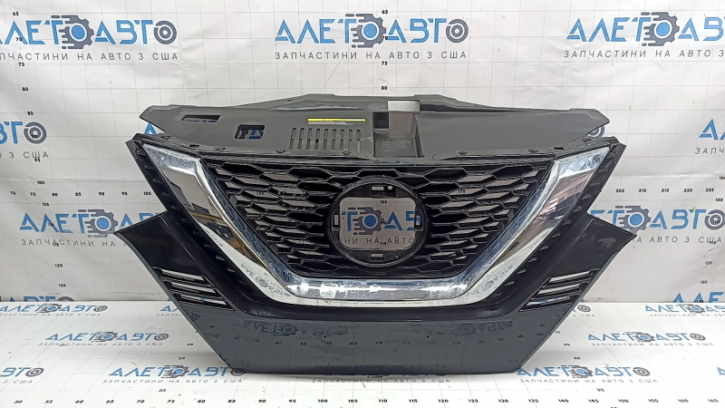 Grilă radiator Nissan Rogue Sport 20-22 fără cameră, plasticul a devenit alb, crăpat, ciobit, zgâriat, găuri care nu provin din fabrică