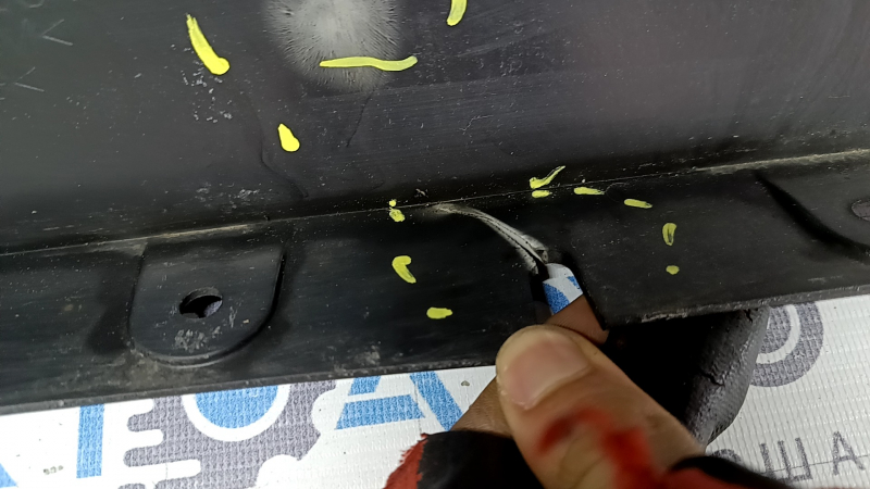 Grilă radiator Nissan Rogue Sport 20-22 fără cameră, plasticul a devenit alb, crăpat, ciobit, zgâriat, găuri care nu provin din fabrică