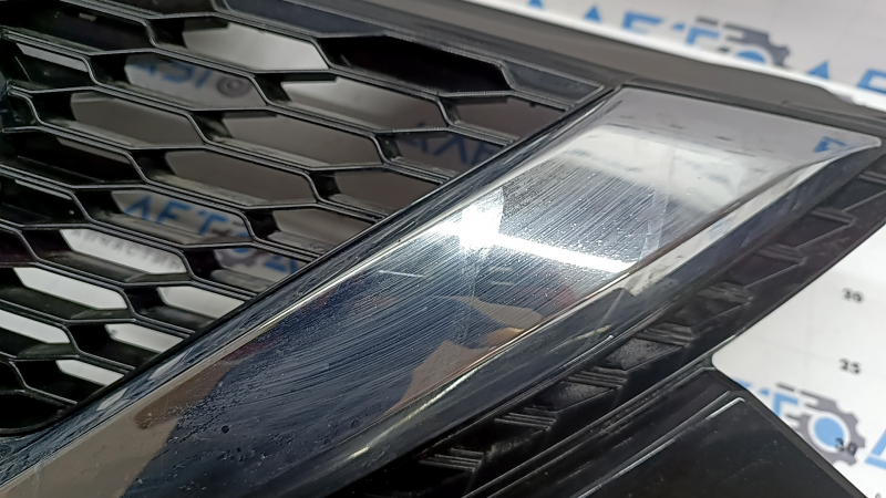 Grilă radiator Nissan Rogue Sport 20-22 fără cameră, plasticul a devenit alb, crăpat, ciobit, zgâriat, găuri care nu provin din fabrică