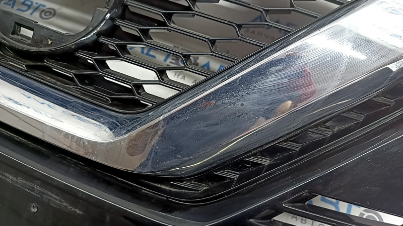 Grilă radiator Nissan Rogue Sport 20-22 fără cameră, plasticul a devenit alb, crăpat, ciobit, zgâriat, găuri care nu provin din fabrică