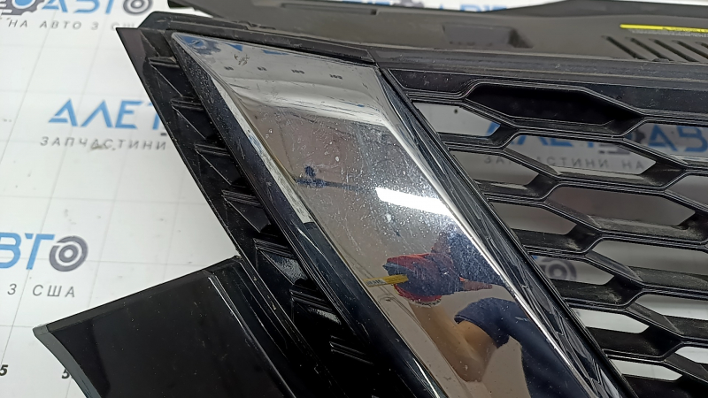 Grilă radiator Nissan Rogue Sport 20-22 fără cameră, plasticul a devenit alb, crăpat, ciobit, zgâriat, găuri care nu provin din fabrică
