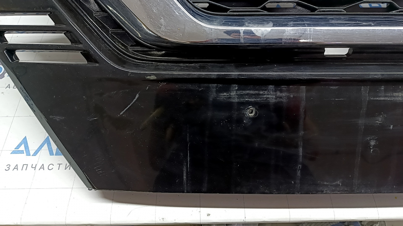 Grilă radiator Nissan Rogue Sport 20-22 fără cameră, plasticul a devenit alb, crăpat, ciobit, zgâriat, găuri care nu provin din fabrică
