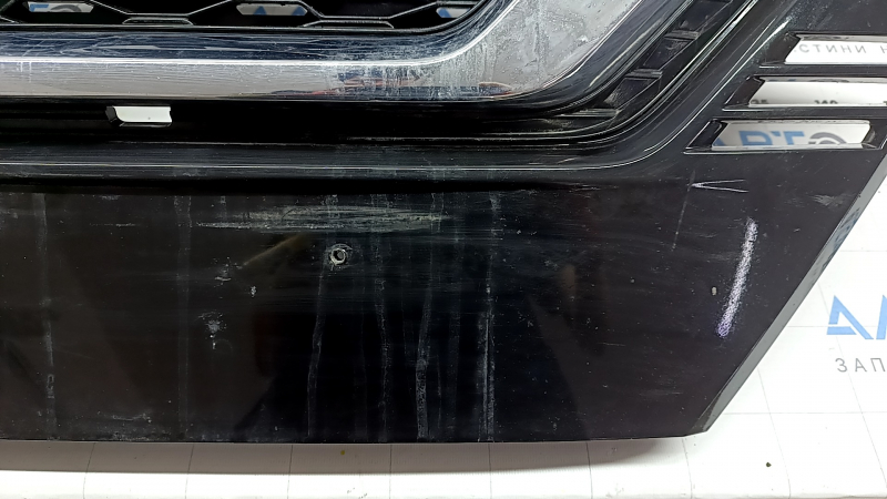 Grilă radiator Nissan Rogue Sport 20-22 fără cameră, plasticul a devenit alb, crăpat, ciobit, zgâriat, găuri care nu provin din fabrică