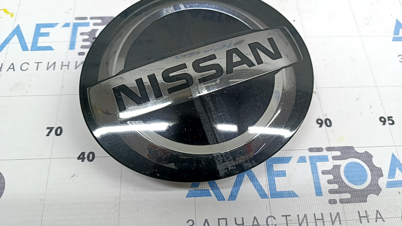 Emblemă grilă radiator Nissan Rogue Sport 2022, ciobită, lipită
