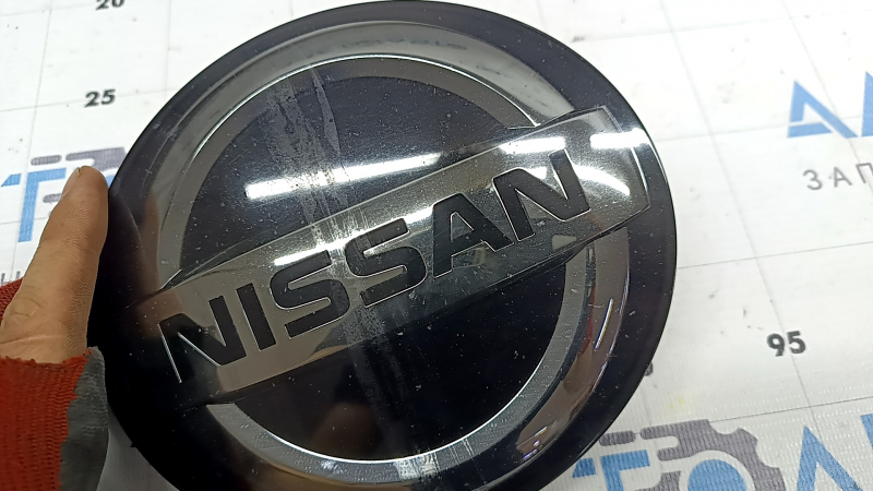Emblemă grilă radiator Nissan Rogue Sport 2022, ciobită, lipită