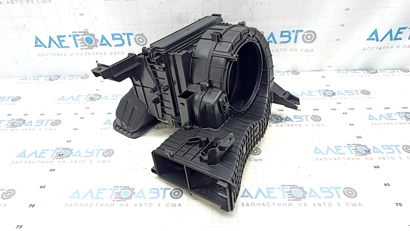Carcasa încălzitorului goală a unui Kia Sportage 18-22, fără ventilator, actuator sau rezistor.