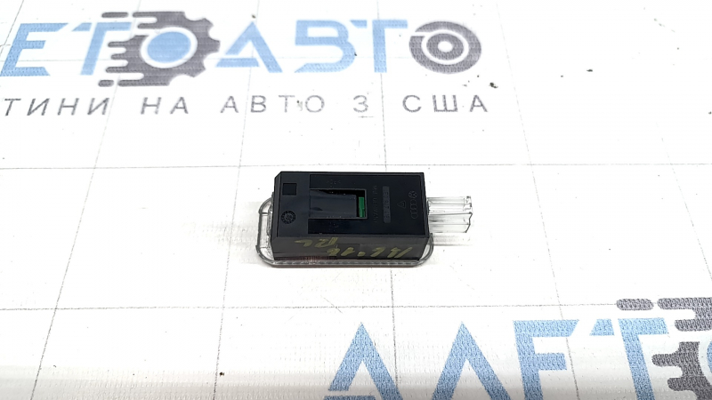 Плафон освещения обшивки двери карточки задней левой Audi A6 C7 12-18 нижний, белый