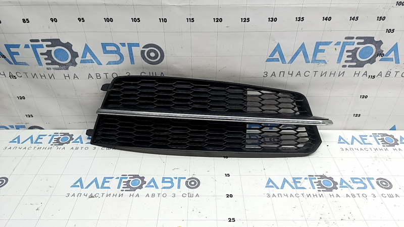 Решетка переднего бампера правая Audi A6 C7 16-16 хром молдинг, отсутствует фрагмент сетки
