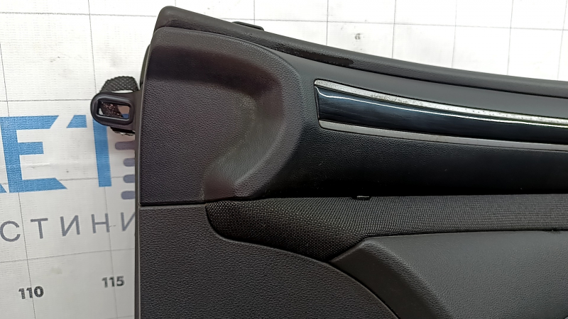 Обшивка двери карточка передняя правая Hyundai Tucson 22-26 черная с черной вставкой ткань, подлокотник черный кожа, хром молдинг с черным глянцем, Bose, царапины, под химчистку, в копоти