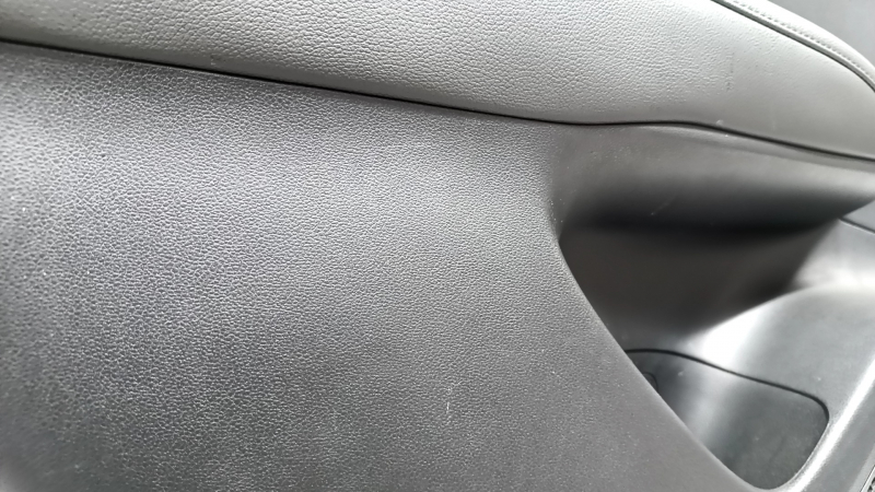 Обшивка двери карточка задняя левая Hyundai Tucson 22-24 кожа черная с черной вставкой ткань, подлокотник черная кожа, хром молдинг с черным глянцем, царапины, под химчистку, в копоти