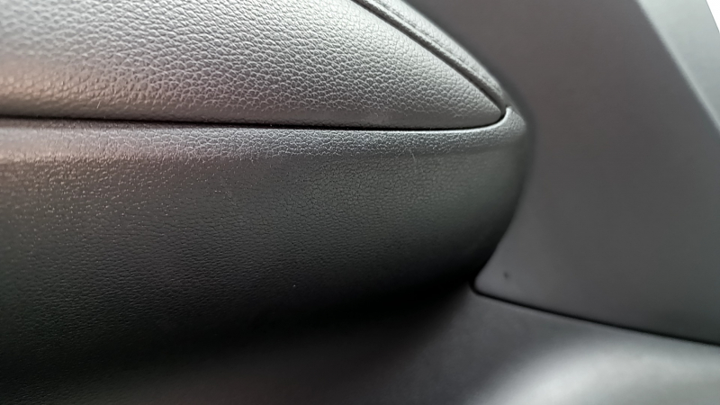 Обшивка двери карточка передняя левая Hyundai Tucson 22-24 черная с черной вставкой ткань, подлокотник черный кожа, хром молдинг с черным глянцем, Bose, под кнопку памяти сидения, царапины, под химчистку, в копоти