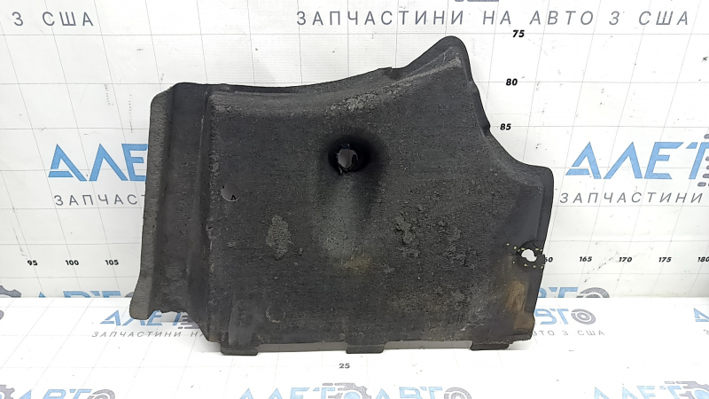 Protecția inferioară față dreapta a caroseriei la Audi A6 C7 12-18 este uzată și ruptă.