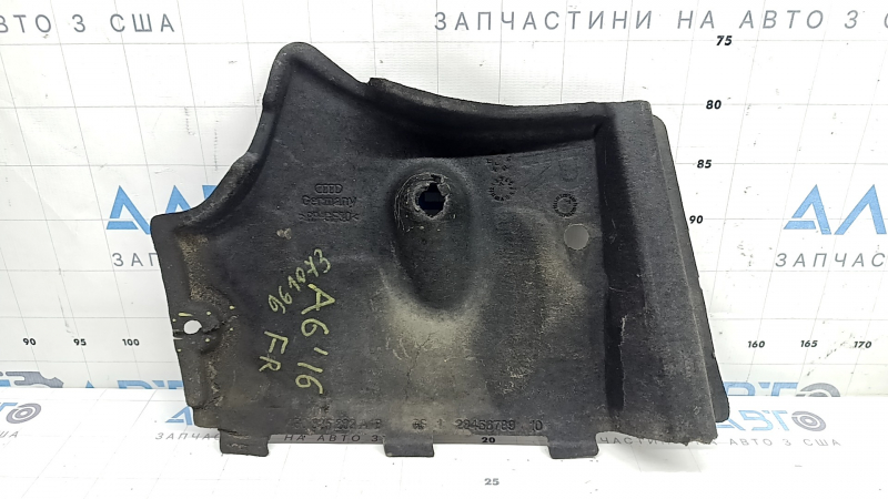 Protecția inferioară față dreapta a caroseriei la Audi A6 C7 12-18 este uzată și ruptă.