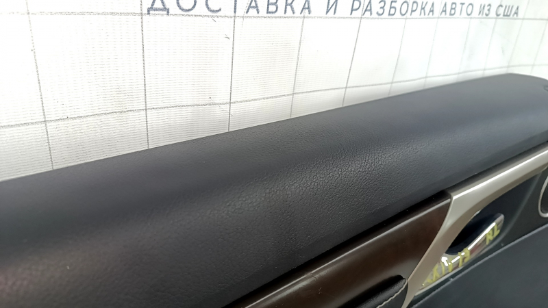 Обшивка двери карточка задняя левая Lexus RX350 RX450h 20-22 черная, вставка и подлокотник черная кожа, серая строчка, молдинг под дерево, царапины, вмятины