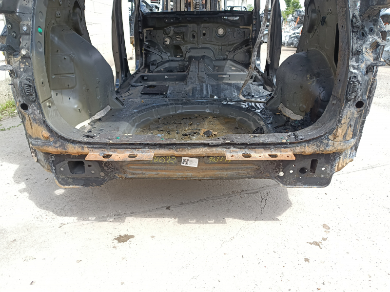 Panoul din spate al unui Hyundai Tucson 22-26 2.5 pe caroserie, negru, ars
