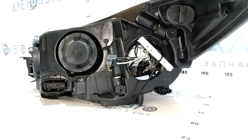 Far dreapta față, gol, închis la culoare, Ford Focus mk3 11-14 pre-restaurare