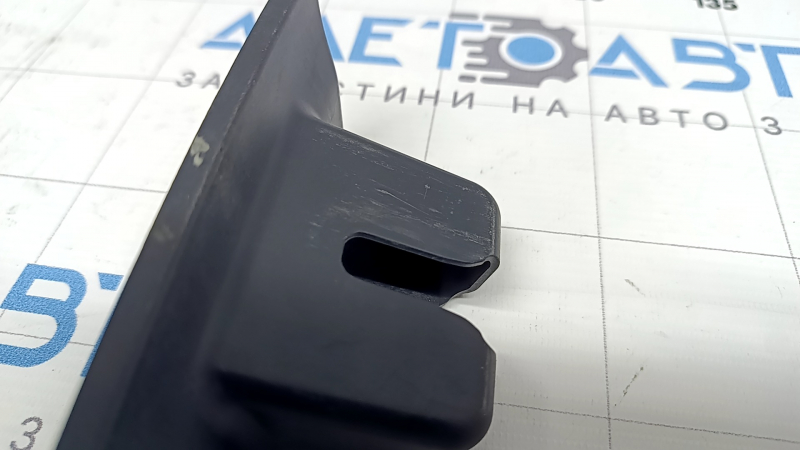 Ornamente încuietoare portbagaj Toyota Prius 50, zgârieturi 16-22, suport defect