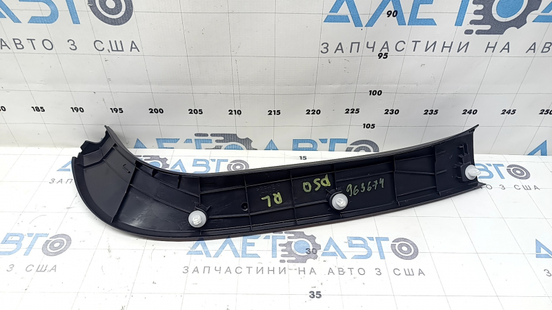 Обшивка двери багажника левая Toyota Prius 50 16-18 черная, под шторку, потерта