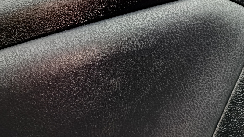 Ornamente ușă spate dreapta Toyota Prius 50 16-18 negru, inserție neagră, cotiera piele neagră, zgârieturi, denivelări