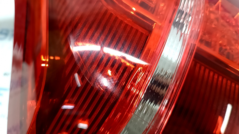 Фонарь внешний крыло левый Volvo XC90 16-26 LED, светлый, трещины в стекле, потерт