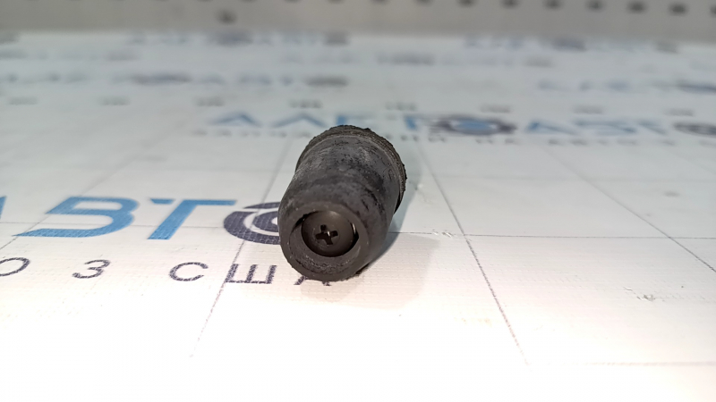 Отбойник капота Lincoln MKC 15-19 на капоте
